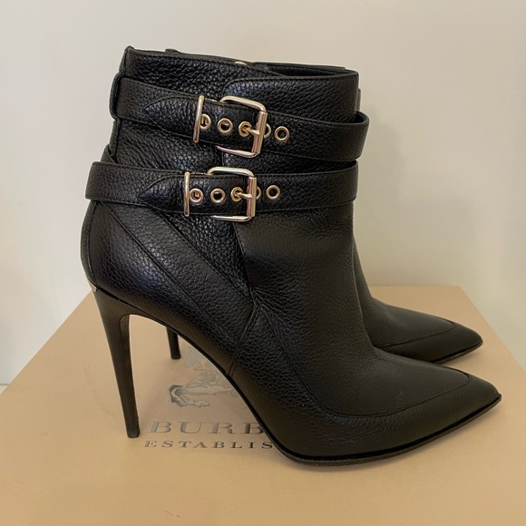 Burberry size 40. Like new. Worn only once. Great buy. - Picture 5 of 5